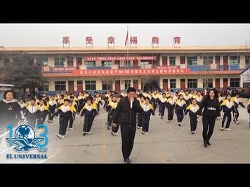 Cautiva coreografía de niños chinos y su director