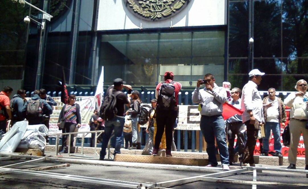Una manifestación frente a la PGR. Foto: Archivo/ EL UNIVERSAL