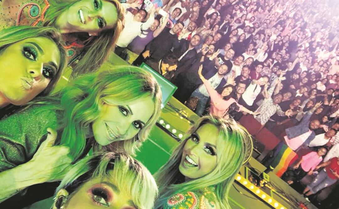 Durante el show en el Auditorio Nacional, las cantantes se tomaron una selfie (SONY MUSIC)