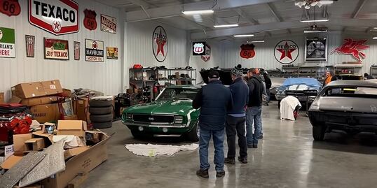 Encuentran casi 40 autos clásicos Chevrolet abandonados en garaje