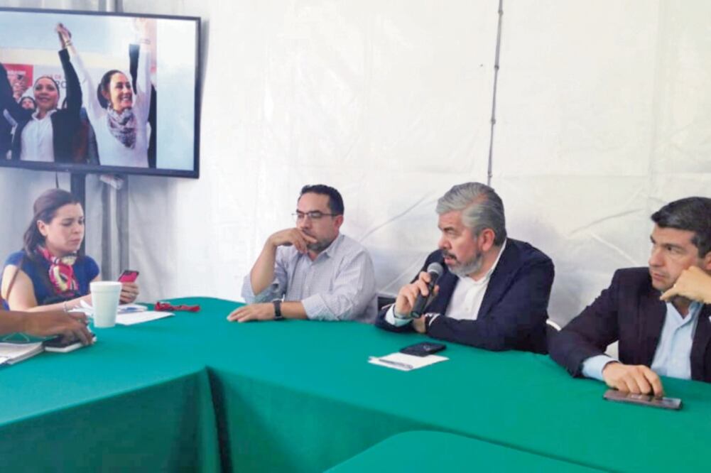 Anomalía. Raúl Flores, líder local del PRD, y su símil del PAN, Mauricio Tabe, señalaron el presunto acarreo. Foto: ESPECIAL