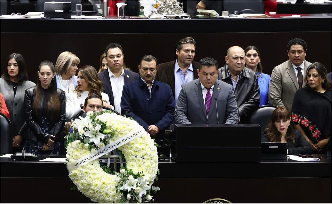 Diputados discuten prisión preventiva oficiosa; la oposición sube al pleno con coronas fúnebres. Foto: Berenice Fregoso/EL UNIVERSAL