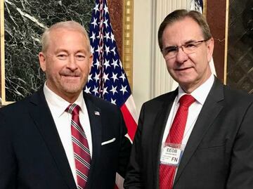 Ronald Johnson protesta como embajador de EU en México; asiste Esteban Moctezuma