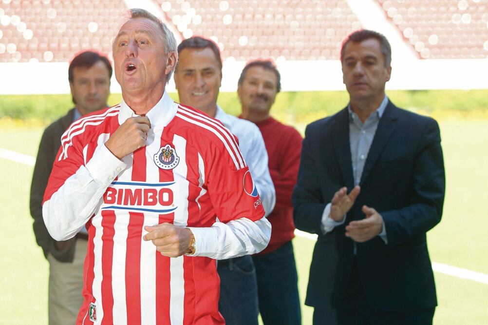 El sábado 25 de febrero de 2012, cerca de mil aficionados del Guadalajara se reunieron en el estadio Omnilife para dar la bienvenida al holandés (BRUNO GONZÁLEZ. AP)