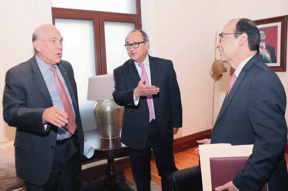 El titular de la SEP, Otto Granados (centro), se reunió con el secretario general de la OCDE, José Ángel Gurría (izq.). (ESPECIAL)