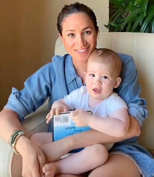 Meghan Markle se une a la tendencia de dejarse las canas, ¡y nos encanta!