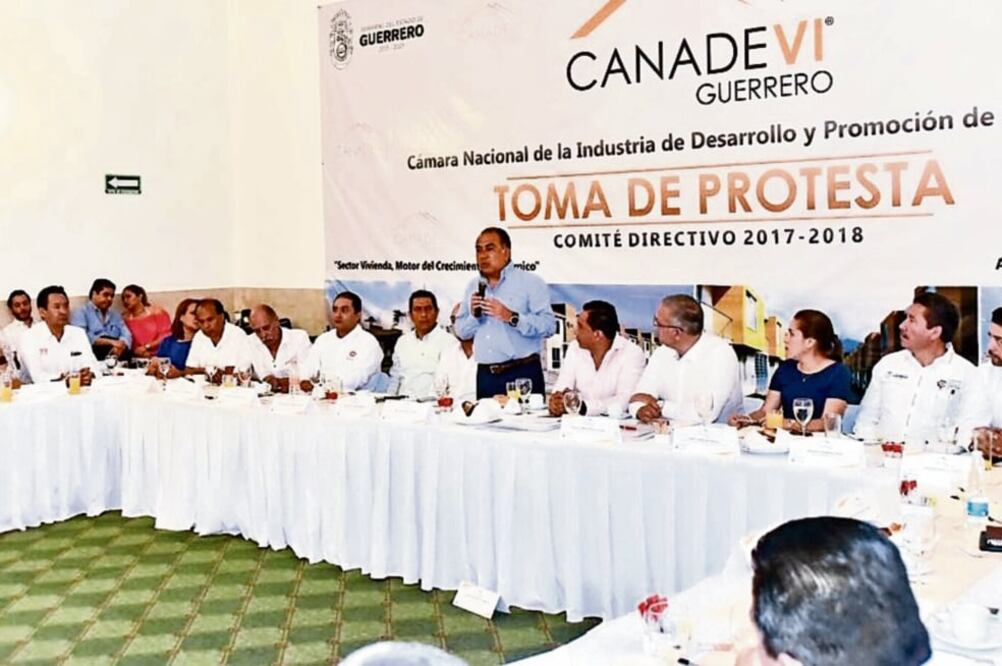 El gobernador Héctor Astudillo Flores tomó la protesta a los integrantes del Comité Directivo 2017-2018 de la Canadevi. (ESPECIAL)