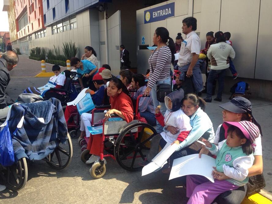 Papa visita a niños en Hospital Infantil