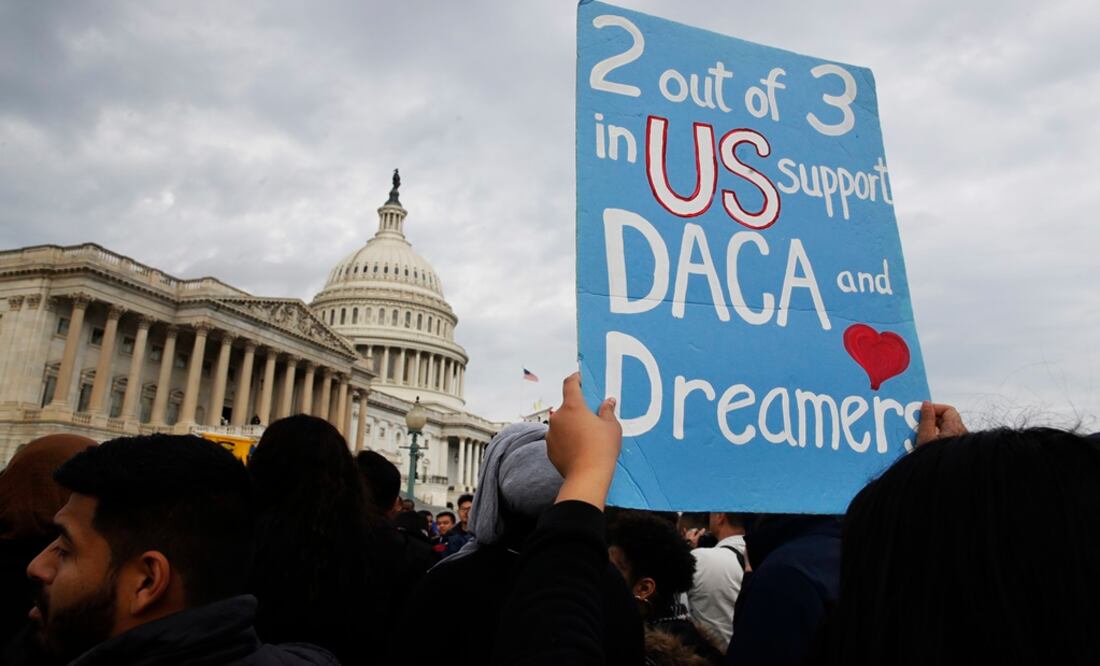 A woman holds up a sign outside the Capitol in support of the Deferred Action for Childhood Arrivals (DACA) program - Photo: Jacquelyn Martin/AP