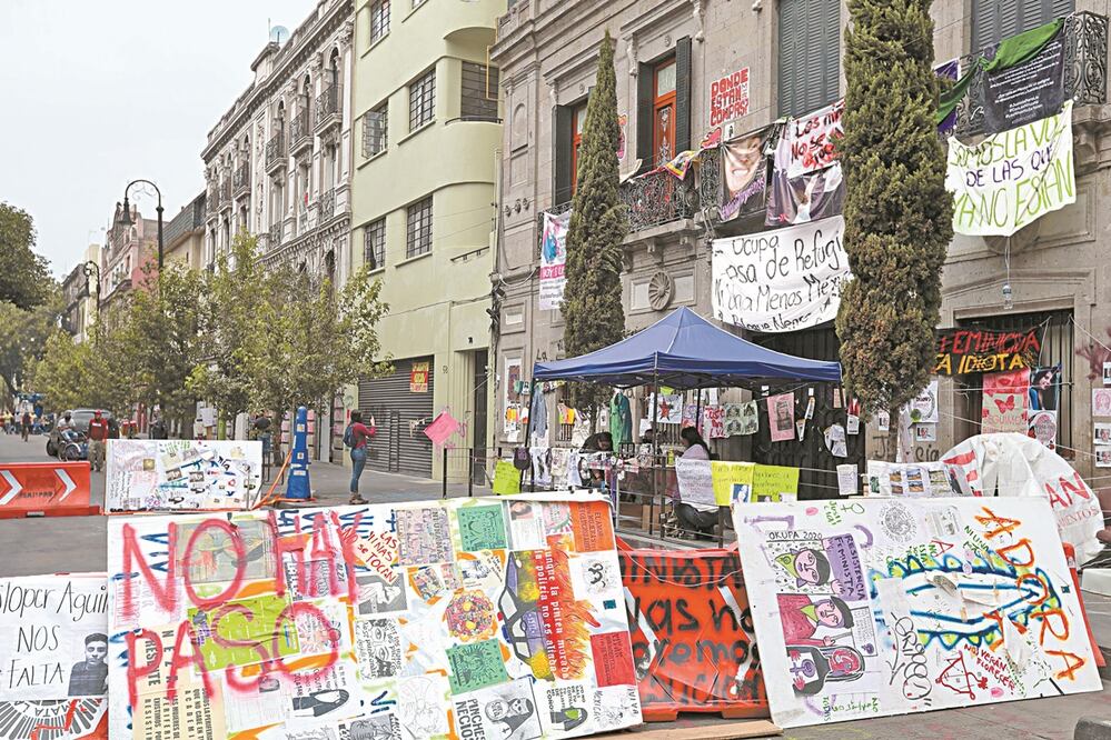 La sede de la CNDH en el Centro Histórico está tomada por grupos feministas desde el pasado 2 de septiembre. Foto: ARCHIVO EL UNIVERSAL