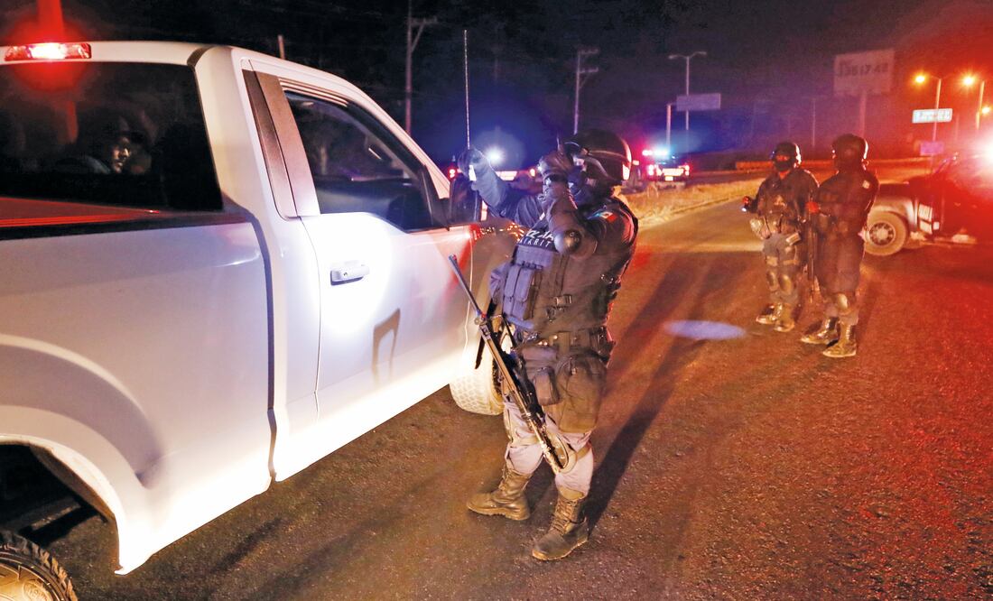 Semar, Sedena y PF participaron en el operativo en el que cayó El H, y en el que fueron usados dos helicópteros; en un video en internet se observó que uno de ellos disparó balas trazadoras. En la imagen, vigilancia militar en la zona (JORGE MENDOZA)