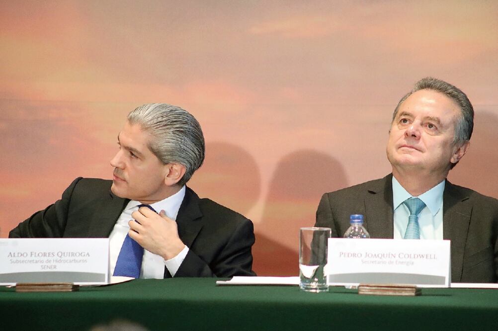 Aldo Flores, subsecretario, y Pedro Joaquín Coldwell, secretario de Energía, en la presentación de la segunda licitación de la Ronda 2, este martes (ARIEL OJEDA. EL UNIVERSAL)