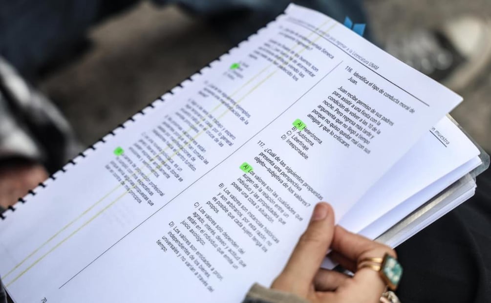 Apuntes que repasan las y los estudiantes previo al examen de control de ingreso a la UNAM que comienza en Guanajuato (12/08/2026). Foto: Gabriel Pano / EL UNIVERSAL