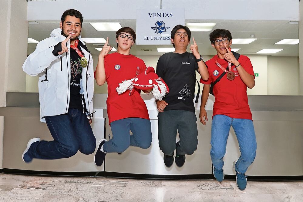 Cuatro de los seis mexicanos que representaron al país en la Olimpiada Internacional de Matemáticas, realizada en Reino Unido, y donde obtuvieron medallas de oro, plata y bronce, visitaron las instalaciones de EL UNIVERSAL. Foto: de Berenice Fregoso. El Universal
