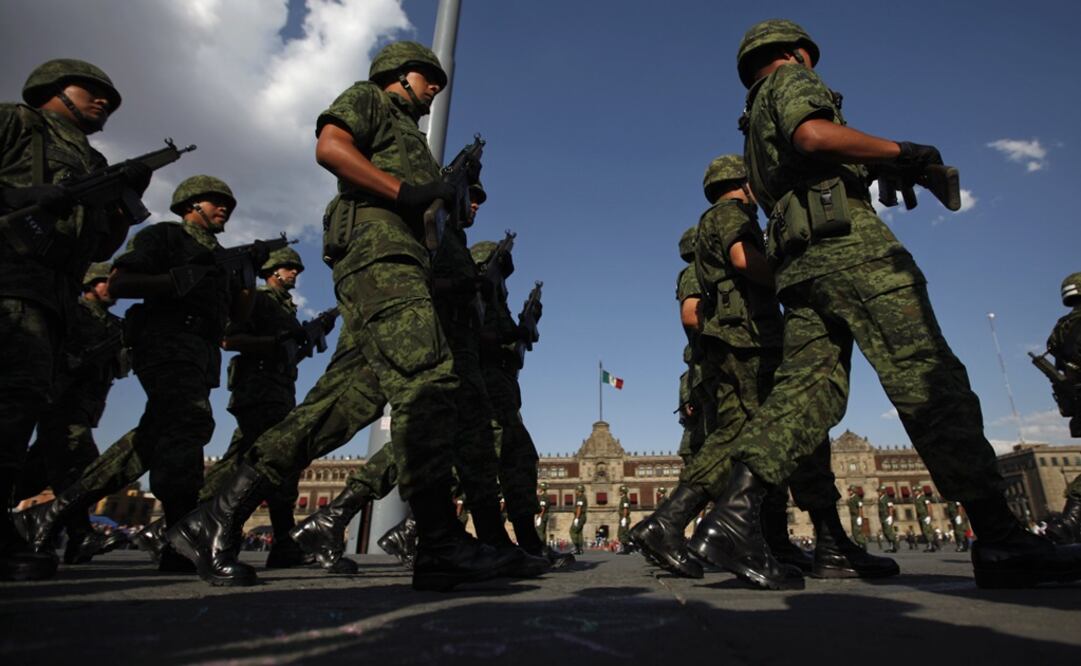 Soldiers march during the ceremony of the lowering of the flag at the Zocalo main square in downtown Mexico City – Photo: Tomás Bravo/REUTERS