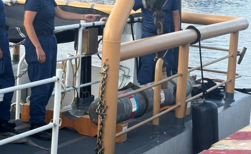Personal naval recuperó un torpedo de práctica que se encontraba a la deriva, a aproximadamente a 39.4 kilómetros de Ensenada, Baja California. Foto: Semar