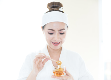 3 mascarillas efectivas con miel para reducir las arrugas