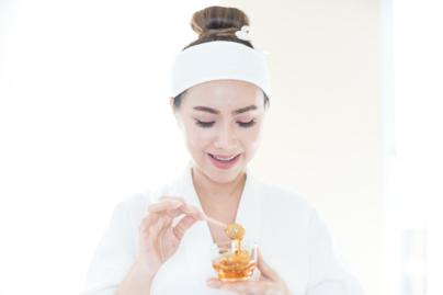 3 mascarillas efectivas con miel para reducir las arrugas