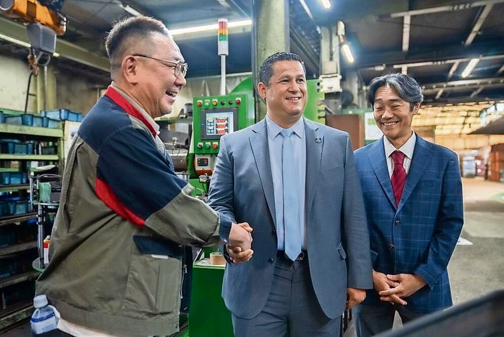 El gobernador Diego Sinhue Rodríguez, en su gira por Japón, se reunió con directivos de Okita Iron Works y Suminoe Textilem, Foto: Especial
