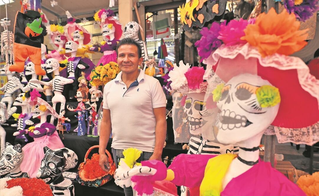 Sergio Méndez es un locatario del Mercado Jamaica. Como cada año, ofrece calaveras y Catrinas de más de un metro. Foto: Juan Boite. El Universal