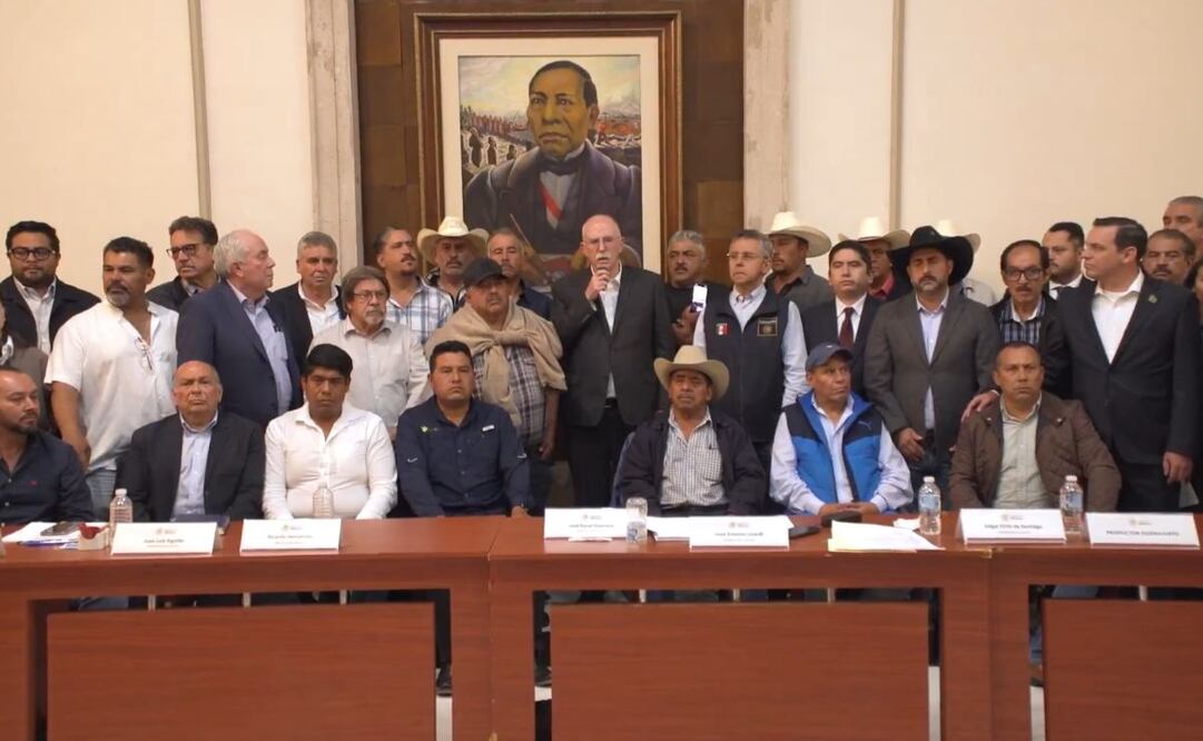 Julio Berdegué Sacristán, secretario de Agricultura y Desarrollo Rural, y otros representantes del gobierno de México se reúnen con productores de maíz. Foto: Captura de video
