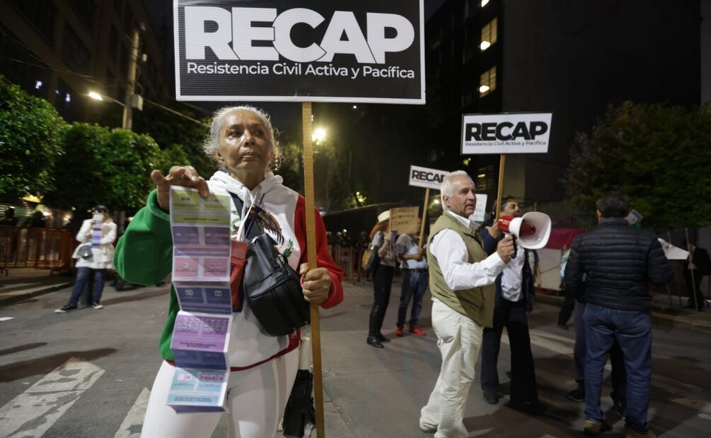 Integrantes de Resistencia Civil Activa y Pacifica se manifiestan a un costado del Senado antes de la toma de protesta de personas juzgadoras (1/09/2025). Foto: Francisco Rodríguez / EL UNIVERSAL