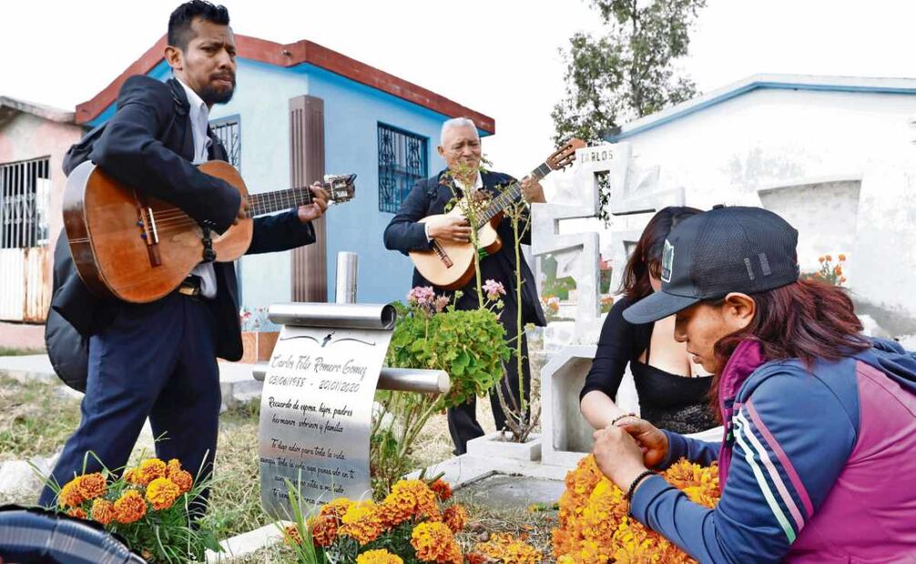 Como cada año, familias enteras acuden al panteón a recordar a sus seres queridos; además de flores y comida, algunos llevan música a sus difuntos. Foto: Berenice Fregoso / EL UNIVERSAL