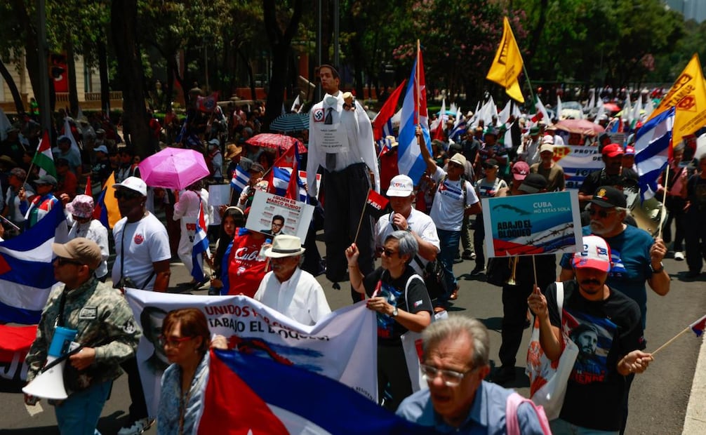 Colectivos a favor de Cuba marcharon del Hemiciclo a Juárez a la antigua embajada de Estados Unidos para exigir el fin del bloqueo estadounidense (26/07/2026). Foto: Diego Simón Sánchez/ EL UNIVERSAL
