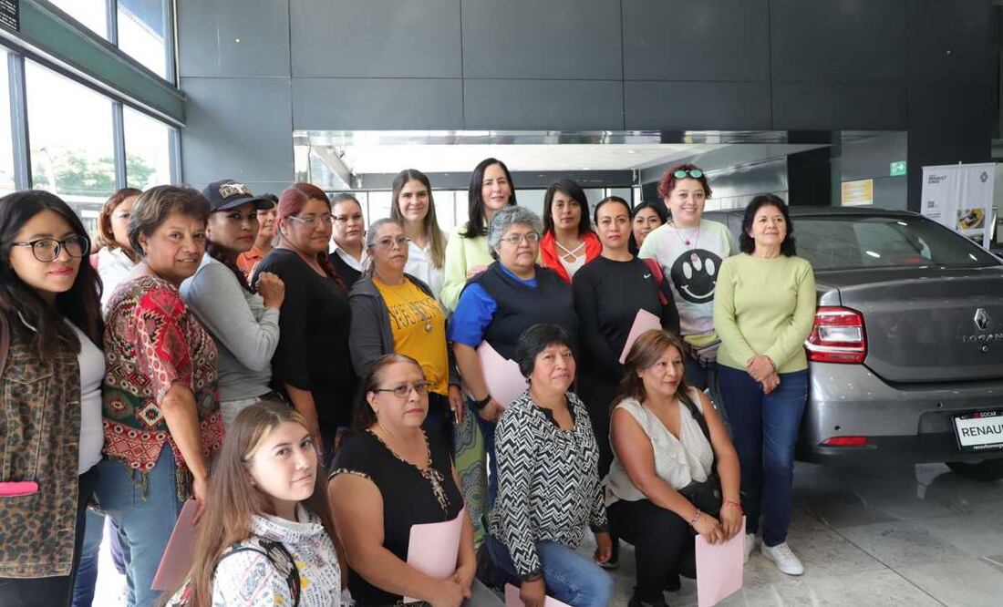 La alcaldía Álvaro Obregón, en alianza con Grupo GoCar y Renault, impartió el primer curso práctico de mecánica básica en el que participaron 25 vecinas. Foto: Especial