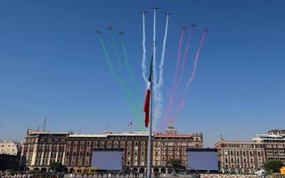 FOTOS: Desfilan adelitas, rieleras y revolucionarios por el 115 aniversario de la Revolución Mexicana