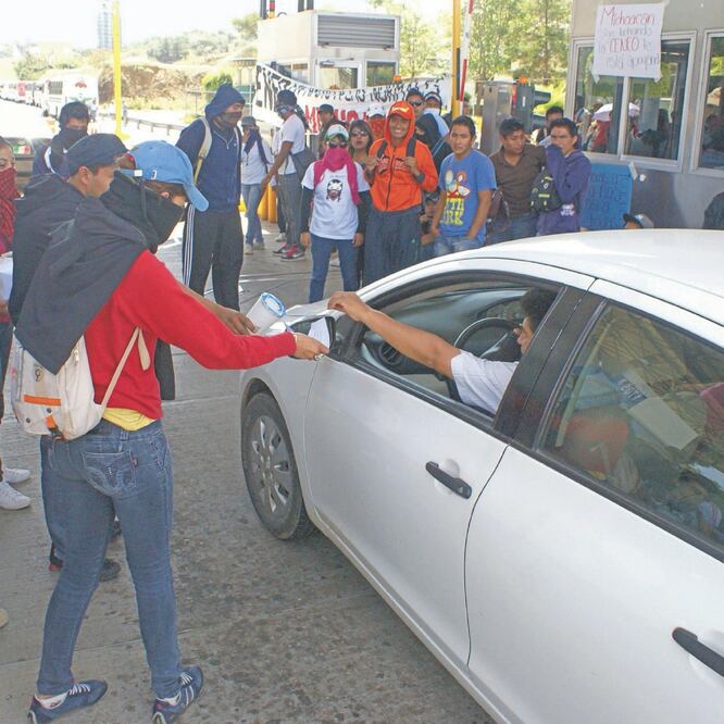 En las tomas de casetas, los involucrados cobran una cuota de 50 pesos por vehículo y a los camiones grandes, 100 pesos, revelaron a EL UNIVERSAL. FOTO: EDWIN HERNÁNDEZ/EL UNIVERSAL