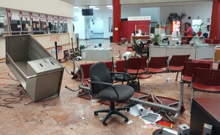 Normalistas hacen destrozos en oficinas de gobierno en Chilpancingo