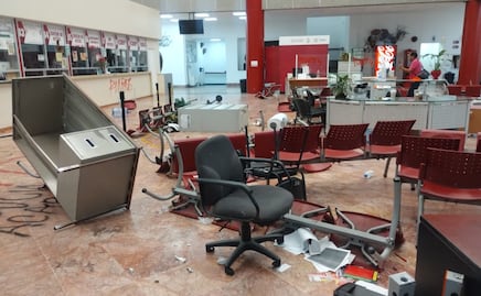 Normalistas hacen destrozos en oficinas de gobierno en Chilpancingo