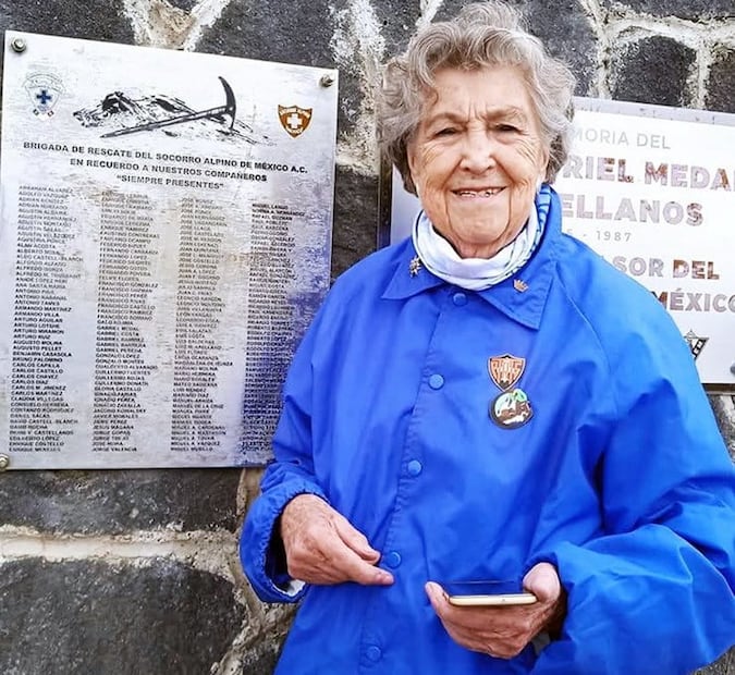 Alma Tamés en 2021, frente a una placa de la Brigada de Rescate del Socorro Alpino de México. En 2023 conoció a una nueva Reina del Montañismo Mexicano durante una Confraternidad en el Iztaccíhuatl; “ella se puso muy emocionada cuando supo que estaba yo. La identifiqué porque traía capa y corona, nosotros nunca lo usamos en la montaña”, mencionó. Foto: ESPECIAL/Cortesía Enrique Chávez Poupard.