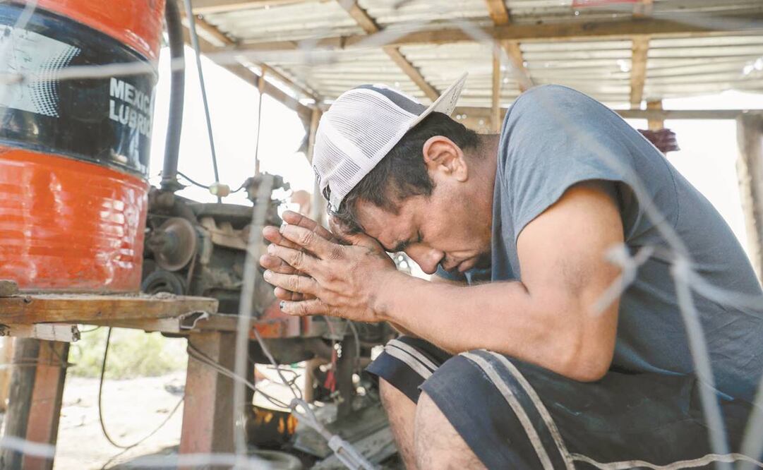 Familiares de los 10 mineros atrapados en un pozo de carbón en la comunidad de Villa de Agujita no se mueven de la entrada a la zona de los trabajos de rescate, tienen la esperanza de ver salir a los hombres con vida. Foto: Diego Simón/ EL UNIVERSAL