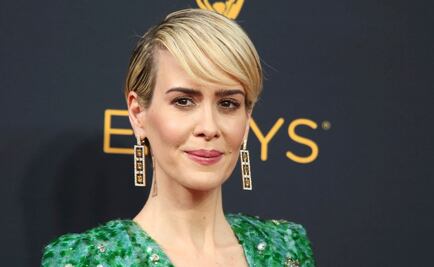 Sarah Paulson muestra su amor a Holland Taylor en los Emmy 2016