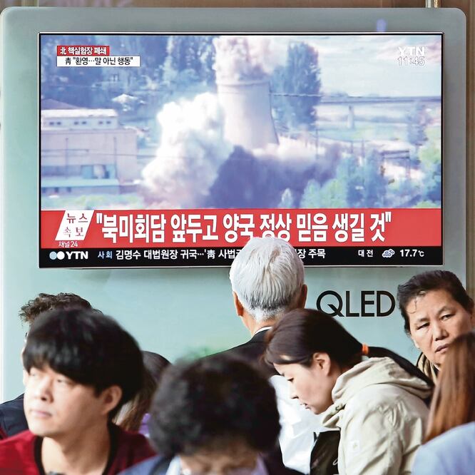 La demolición de una torre del reactor nuclear de Yongbyon, en mayo pasado, luego de que Norcorea dijera que lo desmantelaría. Foto: ARCHIVO. AP