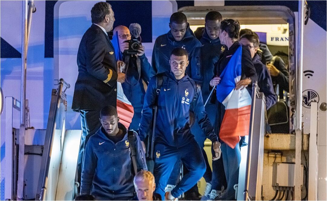 Los franceses recién aterrizados de su vuelta desde Qatar. FOTO: EFE