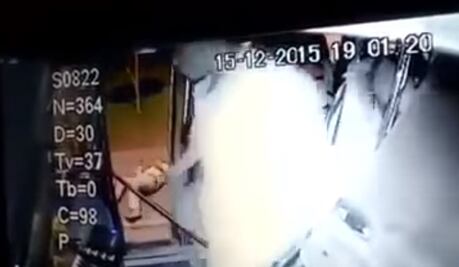 A patadas, chofer baja del camión a anciano