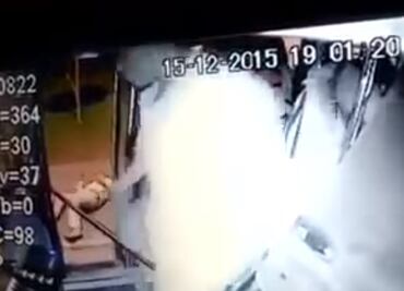 A patadas, chofer baja del camión a anciano