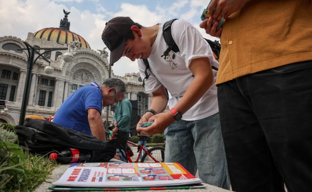 Intercambio de estampas del Mundial 2026 para álbum Panini en Palacio de Bellas Artes. / Foto: Luis Camacho. EL UNIVERSAL 