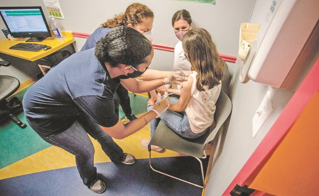 Una joven es vacunada contra el Covid en Georgia. Foto: Ron Harris/ AP.