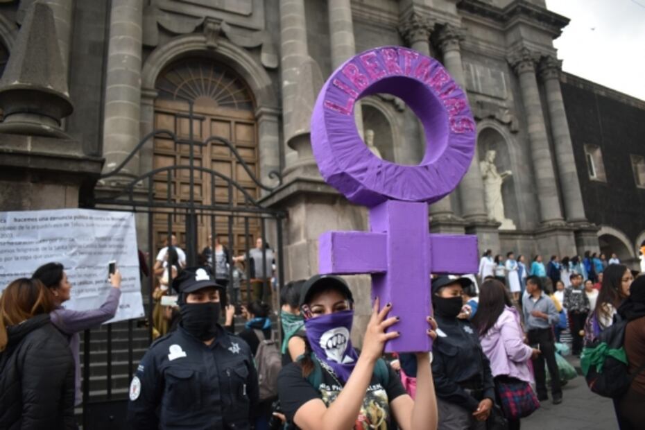 Rezan frente a templos religiosos ante paso de marcha feminista