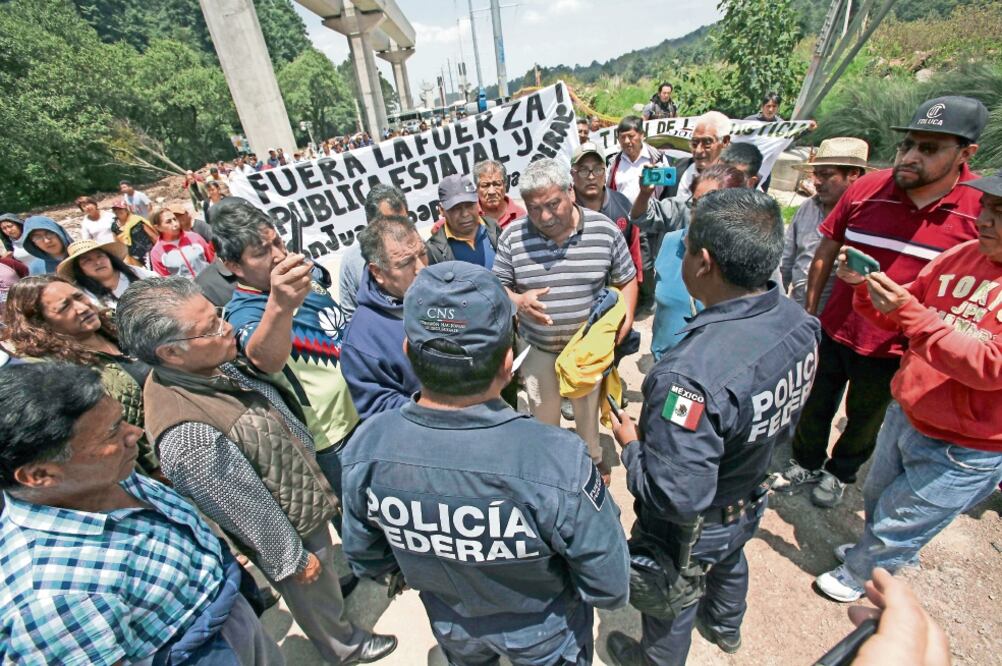 Los comuneros marcharon por la carretera México-Toluca hasta donde está el campamento de las corporaciones, para entregarles una copia de la resolución del juez quinto en materia de Amparo y Juicios Federales (JORGE ALVARADO. EL UNIVERSAL)