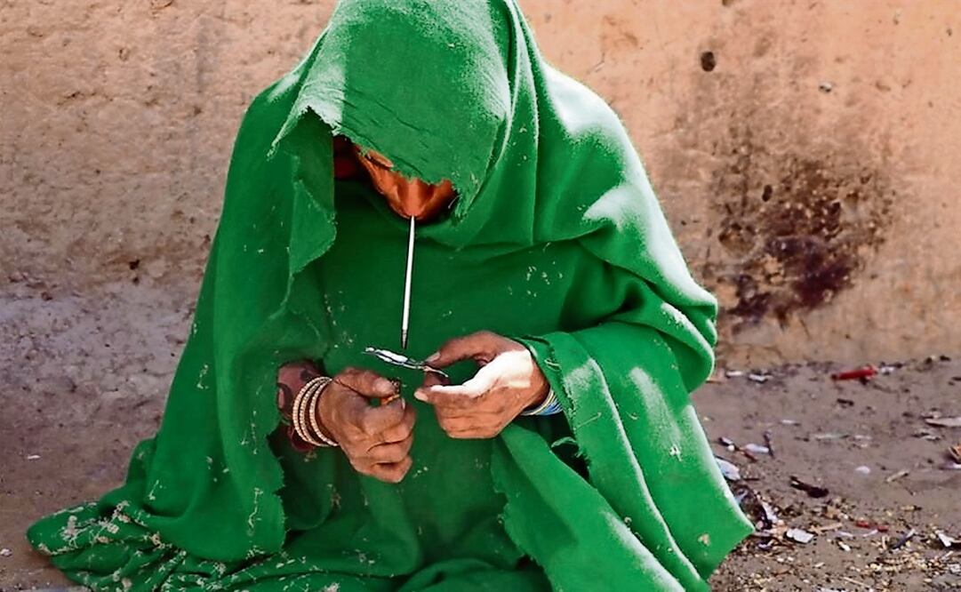 Una mujer consumiendo heroína. En la Unión Europea, los servicios de drogodependencia siguen estando orientados a los hombres, dice investigadora. Foto: EFE
