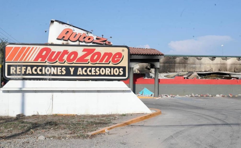 La carretera que conecta el puerto turístico de Puerto Vallarta con la delegación de Ixtapa fue escenario de narcobloqueos, rapiña e incendios durante la jornada violenta del domingo 22 de febrero de 2026. Foto: Juan Carlos Williams/ EL UNIVERSAL