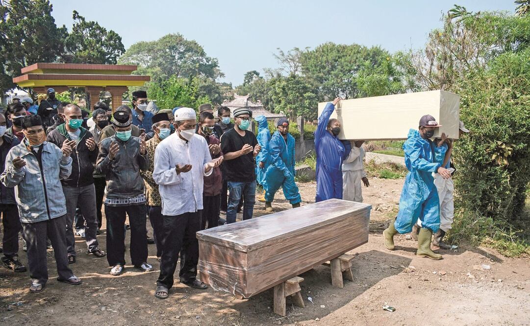  Indonesia se ha convertido en el epicentro de la pandemia en Asia por el número de contagios diarios y defunciones, sólo superada en el mundo por Reino Unido. Foto: Timur Matahari. AFP