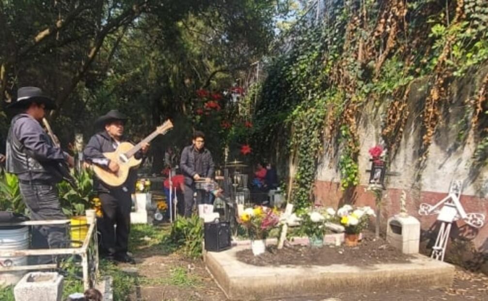 Miles de familias visitan los panteones de la alcaldía Álvaro Obregón