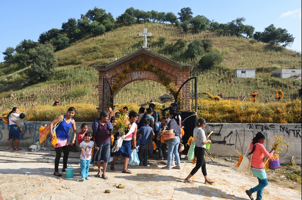 Habitantes de Ayotzinapa acuden al panteón en Día de Muertos. Foto: Salvador Cisneros