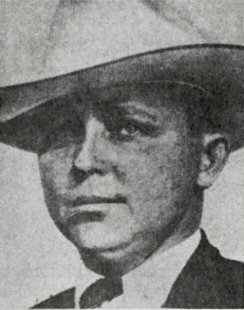 Ayudante de sheriff, Cecil Crosby. Uno de los vecinos de E Street aseguró que Crosby dijo “I got that boy” o “yo maté a ese chico”, refiriéndose a Emilio Cortés Rubio, algo que el oficial desmintió; según su versión, las palabras correctas eran “I got that boy’s gun” o “tengo el arma del chico”. Foto: Tomada An Oklahoma Tragedy/ESPECIAL.